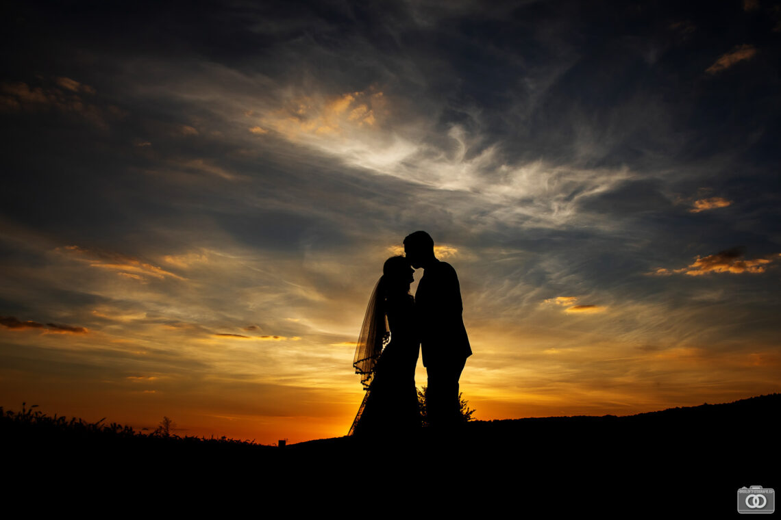 bruidspaar-golden-hour-zonsondergang-trouwfotograaf-goedkoop