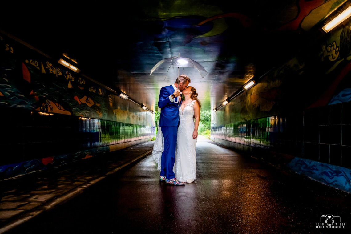 regen tijdens bruiloft trouwfoto met paraplu