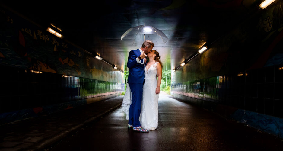 trouwfotos-trouwfotograaf-bruidspaar-paraplu-donker