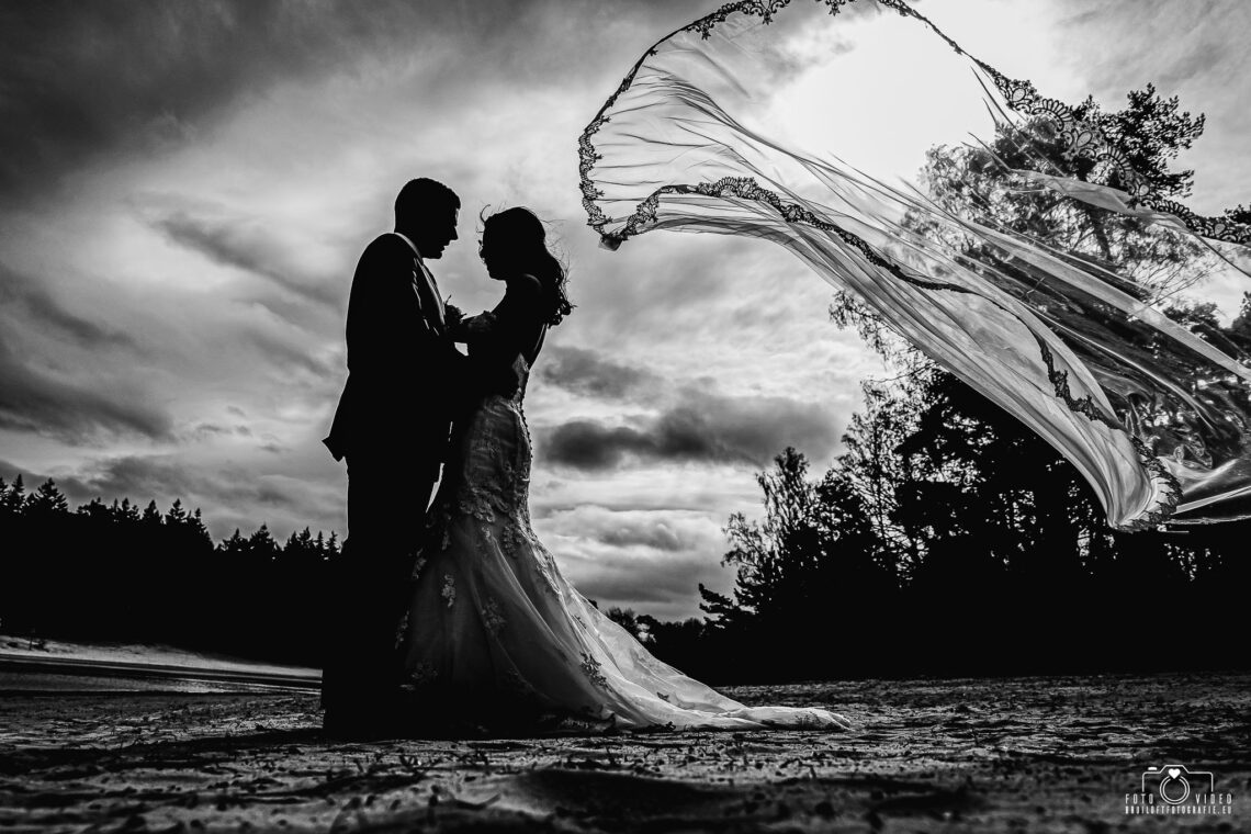 sluier wind bruiloft trouwshoot waaien trouwfotograaf nederland