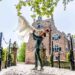 trouwfoto door Robin Looy bruidegom tilt bruid op